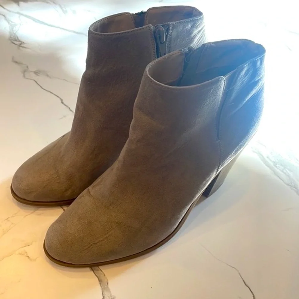 Banana Republic Ankle booties, size 7, Taupe, Tan, Chunky 4 inch heel - Picture 15 of 15